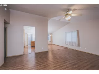 Photo #4: 24147315 Listing