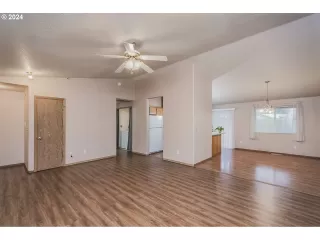 Photo #6: 24147315 Listing