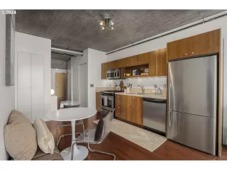 Photo #4: 24148717 Listing