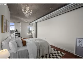 Photo #6: 24148717 Listing