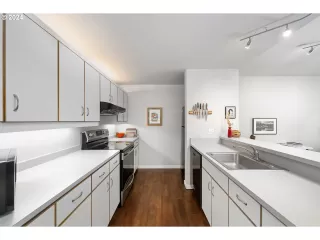 Photo #2: 24150326 Listing