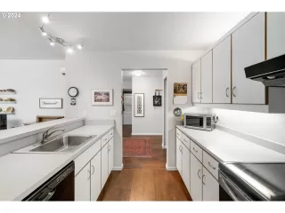 Photo #4: 24150326 Listing