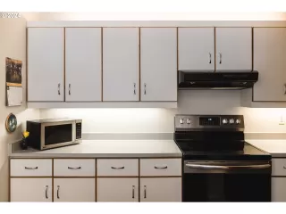 Photo #5: 24150326 Listing