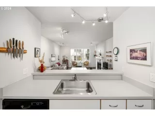 Photo #6: 24150326 Listing