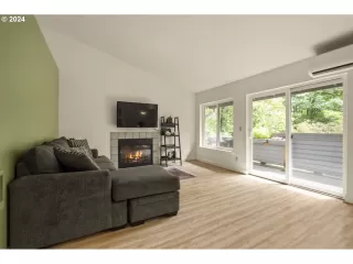 Photo #4: 24150936 Listing