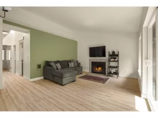 Photo #5: 24150936 Listing