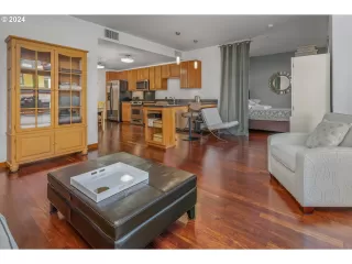 Photo #5: 24152875 Listing