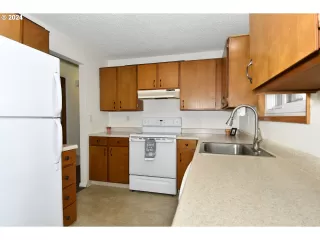 Photo #5: 24156928 Listing