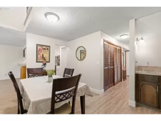 More Details about MLS # 24157623 : 5717 NE HAZEL DELL AVE D