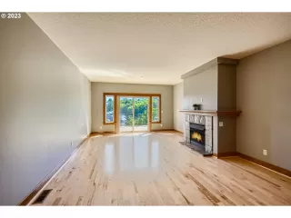 Photo #5: 24159423 Listing