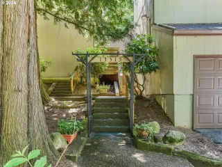 Photo #3: 24160101 Listing