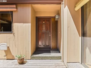 Photo #4: 24160101 Listing