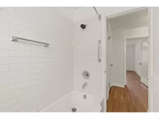 Photo #5: 24160960 Listing