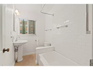 Photo #6: 24160960 Listing