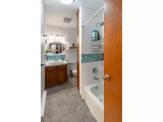 Photo #4: 24163684 Listing