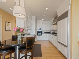 Photo #5: 24163994 Listing