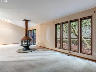 Photo #4: 24166335 Listing