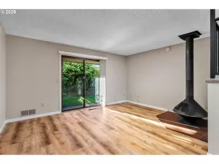 Photo #2: 24166773 Listing 