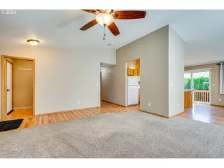 Photo #4: 24171239 Listing