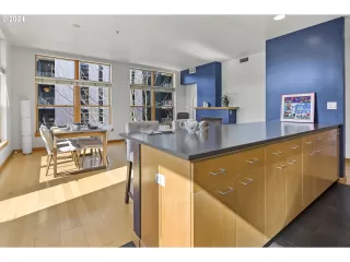 Photo #5: 24171796 Listing