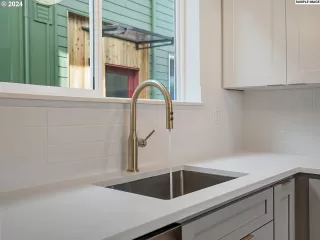 Photo #4: 24178300 Listing