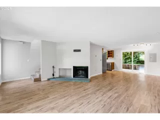 Photo #5: 24181518 Listing