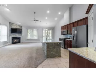 Photo #3: 24185136 Listing