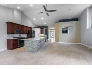 Photo #5: 24185136 Listing