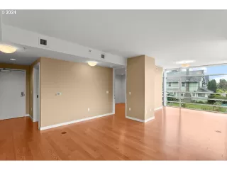 More Details about MLS # 24187009 : 910 SE 42ND AVE 200