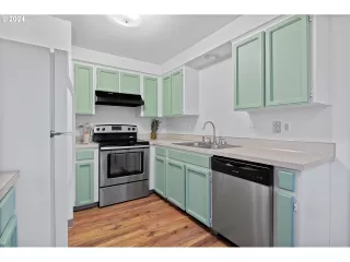 Photo #4: 24190442 Listing