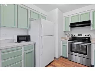 Photo #5: 24190442 Listing