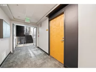 Photo #4: 24195064 Listing