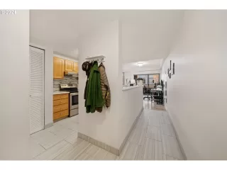 Photo #5: 24195064 Listing