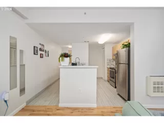 Photo #6: 24195064 Listing