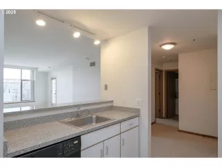 Photo #3: 24196758 Listing