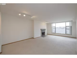 Photo #5: 24196758 Listing