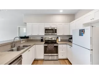 Photo #5: 24196815 Listing