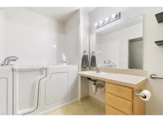 Photo #2: 24197898 Listing