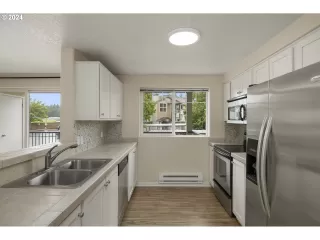 Photo #3: 24198568 Listing