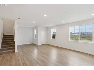 Photo #6: 24198609 Listing