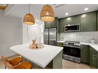 Photo #6: 24198662 Listing