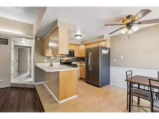 More Details about MLS # 24199169 : 931 NE COCHRAN AVE