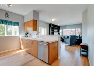 Photo #6: 24200403 Listing