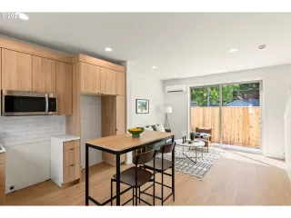 Photo #5: 24208981 Listing