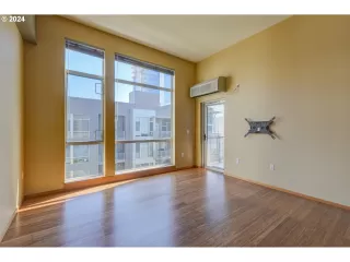 Photo #4: 24209521 Listing