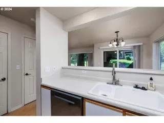 Photo #5: 24211121 Listing 