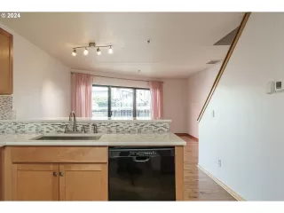 Photo #4: 24211263 Listing