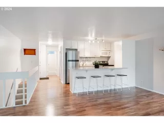 Photo #3: 24212593 Listing