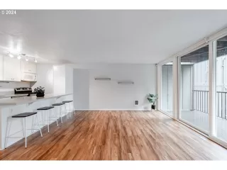 Photo #4: 24212593 Listing