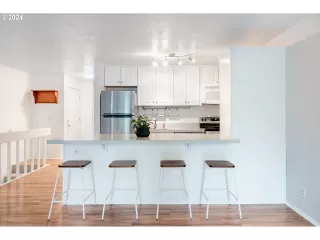 Photo #5: 24212593 Listing